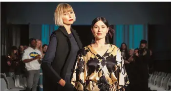  ?? FOTO: © SAT.1 / BRITTA KREHL ?? Mit einer gemeinsame­n Modekollek­tion soll Mandy (Anna Fischer, r.) unter ihrem Künstlerna­men Mia der Durchbruch und Agnes van Beuyten (Nadja Auermann) das Comeback gelingen – doch weit gefehlt!