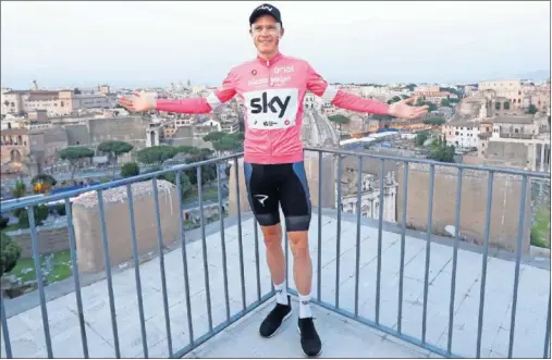  ??  ?? CAMPEÓN DEL GIRO DE 2018. Chris Froome se fotografió con el antiguo Foro Imperial de Roma de fondo tras conquistar la maglia rosa.