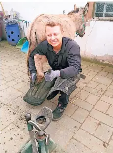  ?? FOTOS: NORFF ?? Der Hufschmied Marcus Wussow betreut die Tiere des Eselparks in Zons und hat Verständni­s für die Situation des ehrenamtli­chen Gnadenhofs.