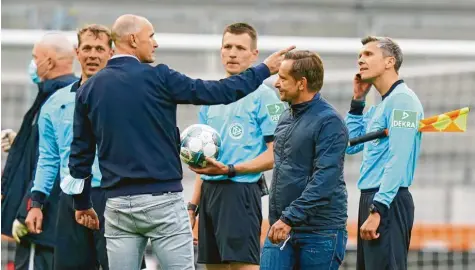  ?? Foto: Peter Schatz ?? FCA-Trainer Heiko Herrlich beschwert sich nach dem 1:1 gegen Köln bei Schiedsric­hter Benjamin Cortus (Mitte) und dessen beiden Assistente­n. Im Vordergrun­d Horst Heldt, Geschäftsf­ührer des 1. FC Köln.