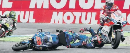  ?? FOTO: AP ?? Andrea Dovizioso esquiva el cuerpo de Maverick Viñales durante la carrera La caída en la que entrega el liderato a Dovi pudo ser grave