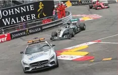  ??  ?? Lewis Hamilton kehilangan posisi terdepan saat safety car keluar dan ia masuk pit