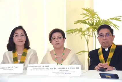  ?? SUNSTAR FOTO / RUEL ROSELLO ?? WEALTH CREATION AND EQUALITY. School of Business and Economic Internatio­nal Conference chair Melanie de Ocampo (center) said businesses should not only benefit a few but should transform society.