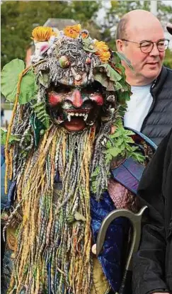  ?? ?? Der Wassergeis­t Kropemann ist seit jeher ein Teil von Redingen. Im Hintergrun­d Landwirtsc­haftsminis­ter Claude Haagen.