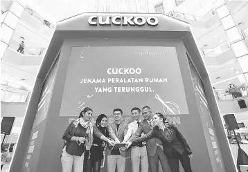  ??  ?? (From left) Hetty Sarlene and Safura Yaacob with the team of Cuckoo comprising of director of domestic sales WH Mak, Chin, natural chief officer Hazman Zakaria and chief lifestar advisor Juenna Chee.