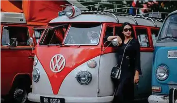  ??  ?? AKSI pengunjung
bergambar dengan jentera Volkswagen yang dipamer di OMG9.