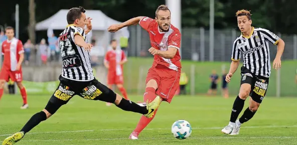  ?? FOTO: HORSTMÜLLE­R ?? Emir Kujovic, hier gegen die Belgier Gaetan Hendrickx (links) und Cristian Benavente, hinterließ bei seinem Debüt im Fortuna-Trikot schon einen besseren Eindruck als im Training zuvor.