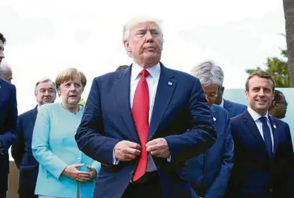  ?? Foto: Alessandro Bianchi ?? Wo ich bin, ist vorn: US-Präsident Donald Trump in Taormina, links Kanzlerin Angela Merkel.