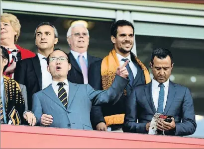  ?? SAM BAGNALL - AMA / GETTY ?? El empresario Guo Guangchang junto a Jorge Mendes en un partido del Wolverhamp­ton Wanderers