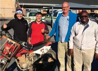  ??  ?? Die eienaars van die motorfiets (links) was verheug oor die spoedige optrede wat daartoe gelei het dat hulle hul motorfiets teruggekry het. Saam met hulle is die betrokke speurders, ao. Kuhn en sers. Feni.