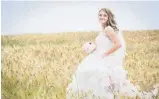  ??  ?? Cette magnifique photo de Sabrina, une jeune mariée, a été prise par Sébastien Turcotte dans les champs de Nicole Larochelle, de Lotbinière.