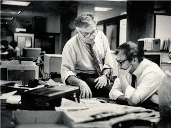  ?? Gary Fong / The Chronicle 1986 ?? Bill German discusses the front page with colleague Jack Breibart in 1986.