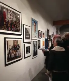  ?? DEBRA YEO/TORONTO STAR ?? Gallery-goers examine some of the winning submission­s in the What
Is a Portrait? exhibit, including photos of Michael McKean and Colin Powell. Curator Ruben Natal-San Miguel said he “wanted to . . . make people think about what a portrait really...