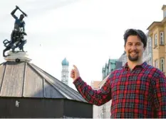  ?? Foto: Oliver Wolff ?? Student Max Gerblinger bietet zusammen mit Kommiliton­en besondere Stadtführu­ngen durch Augsburg an.