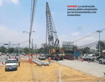  ??  ?? RAPIDEZ. La construcci­ón avanza y piden comprensió­n por los inconvenie­ntes a los conductore­s.