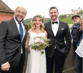  ?? Foto: Thomas Obermeier ?? Hochzeitsf­oto mit Martin Schulz: Auf seiner Wahlkampft­our kam der SPD Kanzlerkan­didat in Würzburg zufällig vorbei, als Anna und Heiko Wulff auf der Alten Mainbrücke für ein Foto posierten. So entstand dieser Schnappsch­uss.