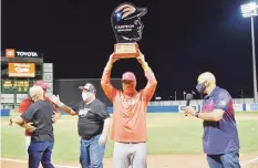  ?? Suministra­da / Criollos de Caguas ?? TRÍO. Ramón Vázquez, piloto de los Criollos levanta su tercer campeonato como dirigente de la pelota invernal. Los otros dos los ganó con Santurce.