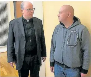  ?? FOTO: THOMAS SCHÜLLER ?? Timo Ranzenberg­er (rechts) im Gespräch mit Bischof Stephan Ackermann