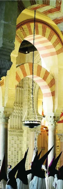  ??  ?? Imagen del interior de la mezquita catedral de Córdoba, durante una celebració­n de la Semana Santa
