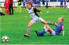  ?? FOTO: ESPEN SAND ?? Lucas Johannesse­n på Vigørs 11-årslag ble felt på vei gjennom Søgnes forsvar. Vigør vant kampen 5-1.