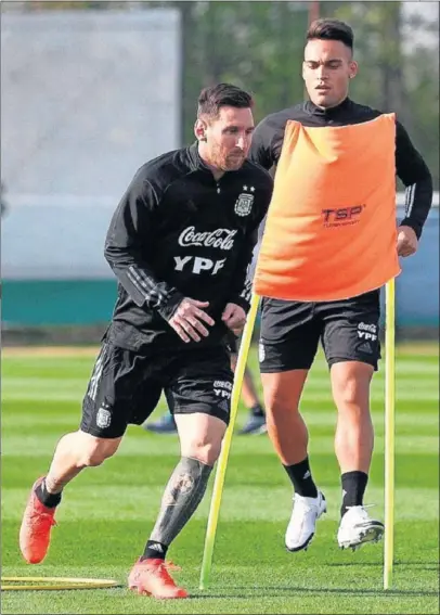  ??  ?? Messi se ejercita junto a Lautaro en la previa del encuentro de hoy ante Ecuador en La Bombonera.
