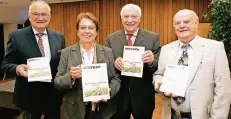  ?? NGZ-FOTO: ANJA TINTER ?? Siegfried Hämel, Ulrike Nienhaus, Egon Vossen und Franz-Josef Bienefeld (v.l.) mit dem neuen Heft der Heimatkund­lichen Schriftenr­eihe.