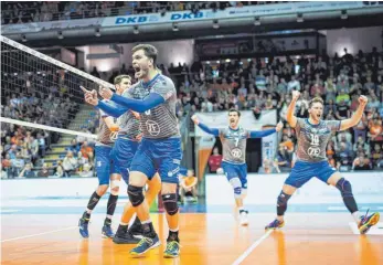  ?? FOTO: SEBASTIAN WELLS ?? Echte Freude: David Sossenheim­er (im Vordergrun­d) und seine Teamkolleg­en nach dem 3:1 im Spitzenspi­el der Volleyball-Bundesliga in Berlin.