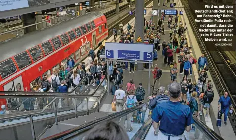  ?? IMAGO / SCHÖNING ?? Wird es mit dem Deutschlan­dticket eng am Bahnsteig? BahnVorstä­ndin Palla rechnet damit, dass die Nachfrage unter der beim 9-Euro-Ticket bleiben wird.
