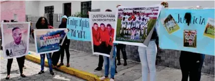  ??  ?? JUSTICIA. Familiares de la víctima se hicieron presentes con una serie de carteles pidiendo justicia.