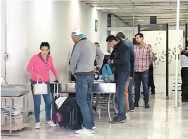  ?? JAVIER RÍOS ?? Los pasajeros que compartier­on el viaje con el tabasqueño fueron asignados a un filtro para una inspección exhaustiva.