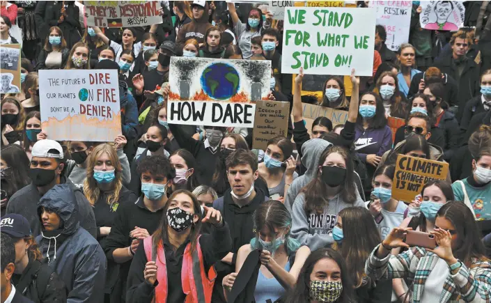  ?? Reuters / Loren Elliot ?? Students participat­ing in a 2021
“School Strike 4 Climate” rally, which was demanding action on climate change.