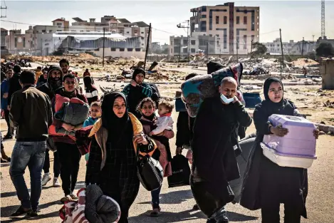  ?? (KHAN YOUNÈS, 30 JANVIER 2024/MAHMUD HAMS/AFP) ?? Des Palestinie­ns fuyant Khan Younès, dans le sud de la bande de Gaza. Israël considère la ville comme une place forte du Hamas.