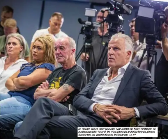  ?? Foto AFP ?? De moeder, zus en vader (van links naar rechts) van Nicky Verstappen en misdaadjou­rnalist Peter R. De Vries tijdens de drukbijgew­oonde persconfer­entie van het gerecht gisteren in Maastricht.