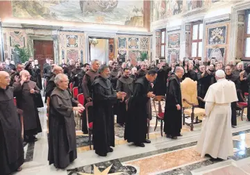  ??  ?? El papa Francisco (de espaldas) comparte con miembros de la Orden de los Carmelitas Descalzos, durante una audiencia general en el Vaticano. (EFE)