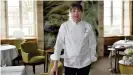  ??  ?? Joachim Wissler, cocinero con tres estrellas Michelin, en su restaurant en Bergisch-Gladbach.