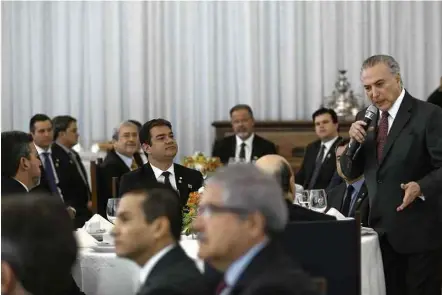  ?? Pedro Ladeira/Folhapress ?? O presidente Michel Temer durante café da manhã com aliados nesta quarta-feira no Palácio da Alvorada em Brasília