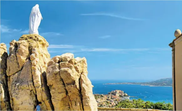  ?? BILDER: SN/ODYSSEA/SÉBASTIEN AUDE, ATOUT FRANCE ?? Blick von Nôtre-Dame-de-la-Serra auf Calvi: einzigarti­ge Verbindung von Bergwelt und Meer.