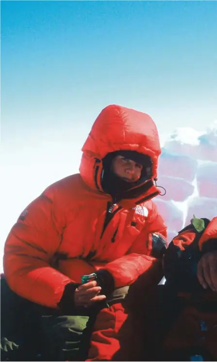 ??  ?? HVITT OG FINT: Finn Oscar Karlsen (til høyre) gleder seg til å komme tilbake til Grønlandsi­sen. Her fra turen i 2004 sammen med søsteren, Else Christine Nygård.
