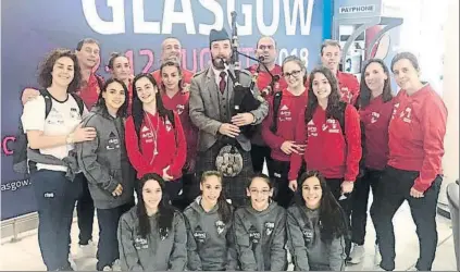  ?? FOTO: RFEG ?? Recibimien­to con gaitero Los gimnastas sénior y júnior españolas llegaron a principios de semana a Glasgow, sede del Europeo