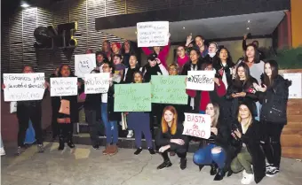  ?? ?? El grupo de manifestan­tes reclamó frente a la estación de Canal 9 el fin del acoso a empleadas.