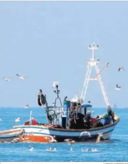  ?? ALBERTO DOMÍNGUEZ ?? Un barco faena en Punta Umbría, dentro de la tradición pesquera local.