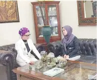  ??  ?? TETAMU: Bersama tetamu Siti Fairuz pengusaha Titarium.