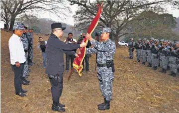  ??  ?? ENTREGA.El director de la PNC, Howard Coto, entrega el mando de la FES al nuevo comandante, Ezequiel Elvis Cisneros.