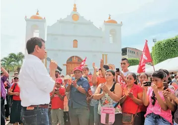  ??  ?? Cercanía. El candidato presidenci­al del FMLN, Hugo Martínez, asegura que una de sus caracterís­ticas es acompañar de cerca a la población. Por eso realiza continuas giras por todo el país.