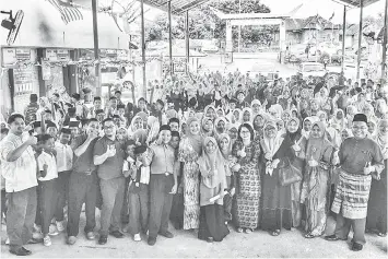  ??  ?? AMINAH bergambar kenangan bersama murid-murid SK Tun Datu Mustpaha Kudat.