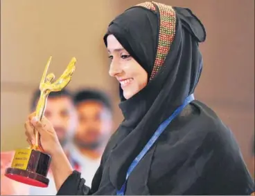  ?? DEEPAK GUPTA/HT PHOTO ?? ▪ HT Woman 2018 Dr Roshan Jahan Jawad is all smiles after receiving the award during a glittering ceremony, in Lucknow on Sunday.