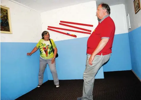  ?? Foto: Matthias Schalla ?? Gerlinde und Alfred Schwegler im „schiefen Zimmer“der neuen Ausstellun­g im Museum Schwabmünc­hen. Der 61 Jährige ist seit 36 Jahren blind und hat mit der Balance im Gegensatz zu seiner sehenden Frau keine Probleme.