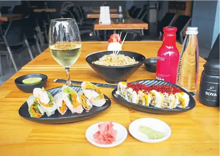  ?? ESNEYDER GUTIÉRREZ ?? Algunos restaurant­es ofrecen platos a 129.000, $89.000 o a $59.000. En la foto, los tres platos fuertes que Sushi Light ofrece para todos.