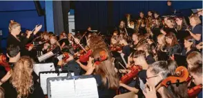  ??  ?? Eines der Highlights des so erfolgreic­hen musikalisc­hen Abends in der Stadthalle in Schwabmünc­hen waren die Darbietung­en des Orchesters unter der Leitung von Sandra Möhring.