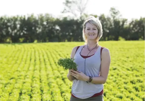  ?? SANDRA JENNET PHOTOS/SILVER BLUE PHOTOGRAPH­Y ?? Cherilyn Nagel, whose family dedicates about one-third of its 7,200-hectare farm to lentils, holding young lentil plants.